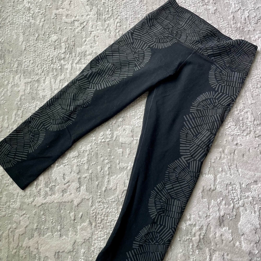 Nike black leggings with gray detailing. Approx 18.5 in length.